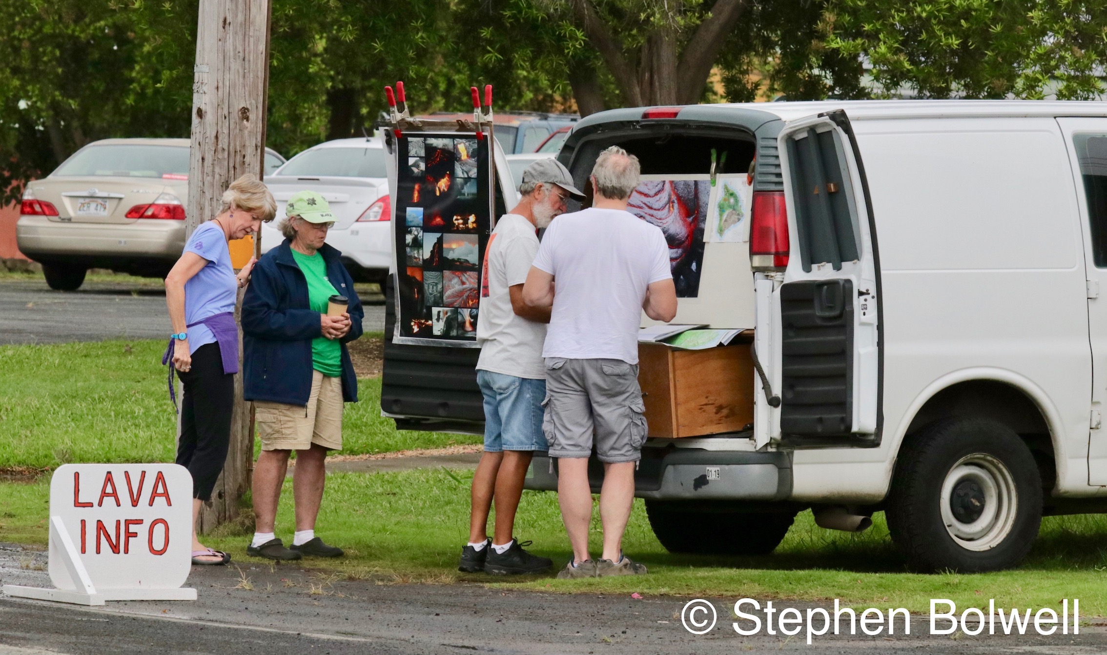 David speaks with Gary Sleik in A'alehu about the local volcanic activity.